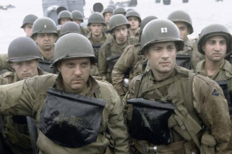 saving-private-ryan_blFPv2 Tom Hanks and Tom Sizemore with other actors playing World War II soldiers head for Omaha Beach in boat in Saving Private Ryan