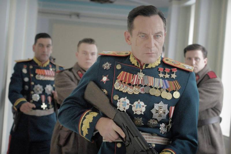 the-death-of-stalin_4REQpf Jason Isaacs holding Kalashnikov rifle as Field Marshall Zhukov in The Death of Stalin
