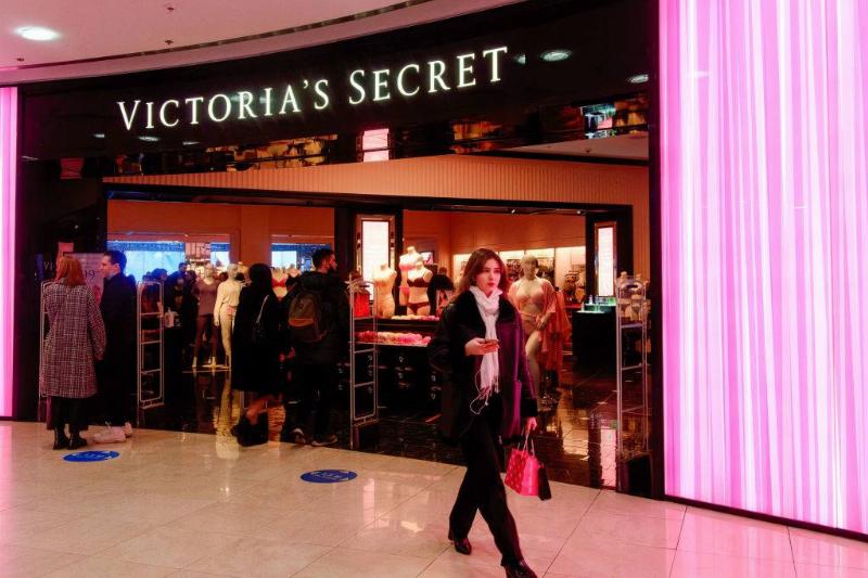 victoria's secret 1239046740 victoria's secret store with shoppers out front