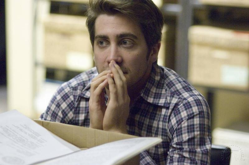 zodiac_1014f8ef Jake Gyllenhaal looking nervous while covering his face in Zodiac