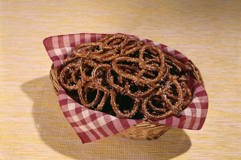 1960s PRETZELS SNACKS BOWL