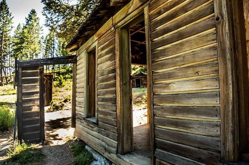 Garnet_Ghost_Town_cabin