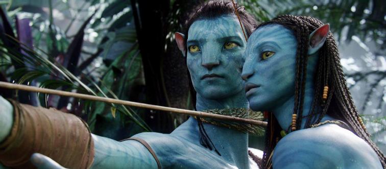 Jake Sully and Neytiri draw bow in Avatar