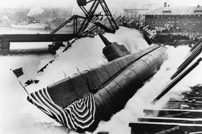 Sideways launching of a submarine at the Manitowoc (Wisconsin) shipyards  of the Manitowoc Engineering Co., 1943-1945. Founded in 1902, up until 
1939, this company built only boats for the Great Lakes and large 
rivers.