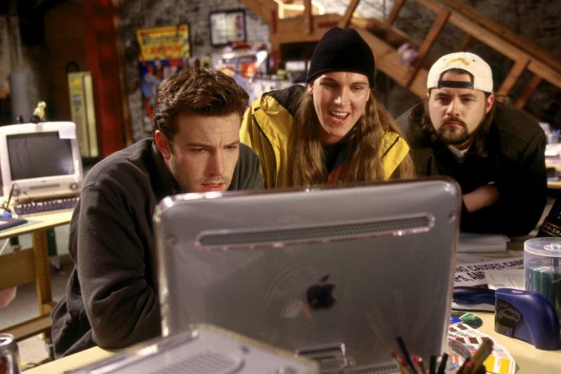 Ben Affleck as holden McNeill looking at computer with Jason Mewes and Kevin Smith as Jay and Silent Bob in Jay and Silent Bob Strike Back