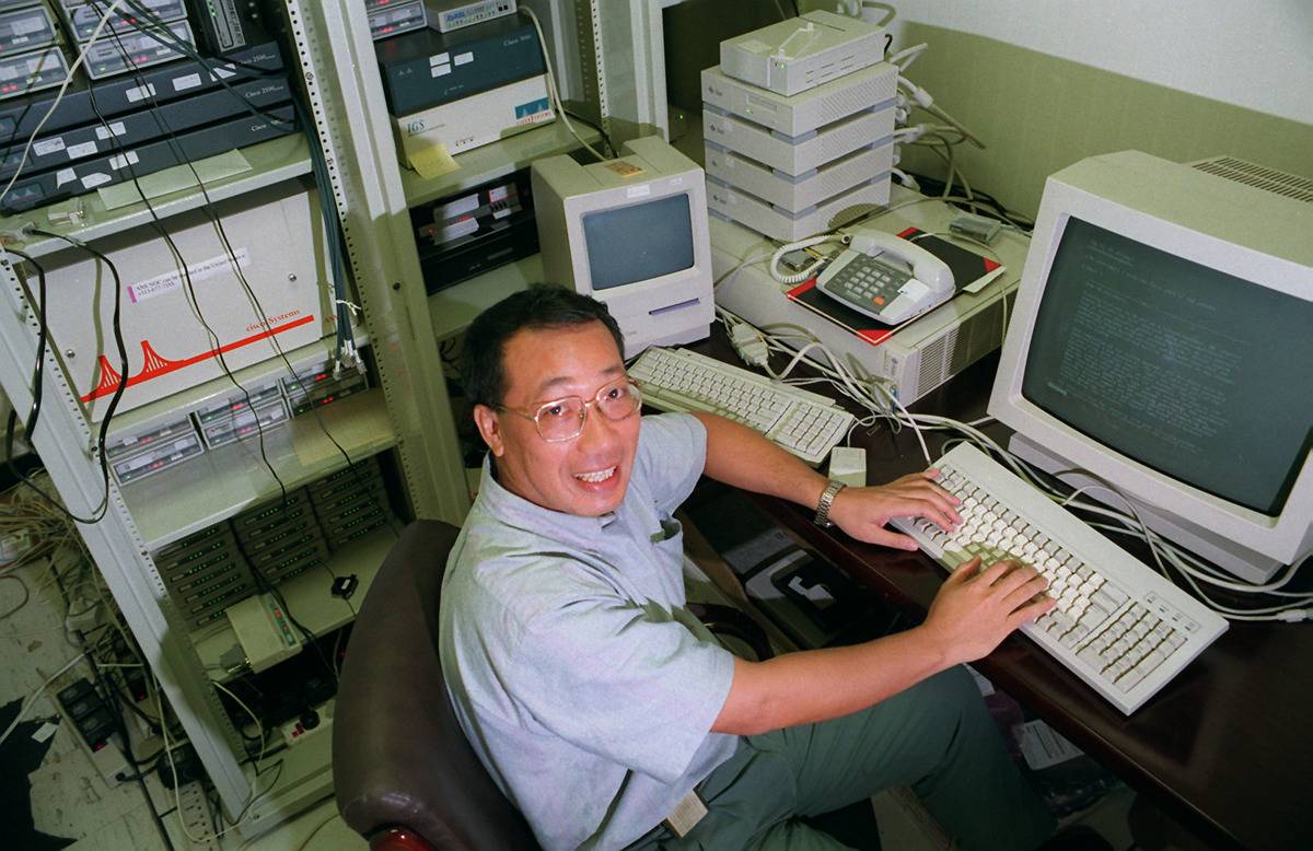 HK INTERNET AND GATEWAY SERVICES MARKETING MANAGER ROGER LAU EXPECTS MORE FIRMS TO SWITCH TO LEASED LINE FROM DIAL-UP LINES.