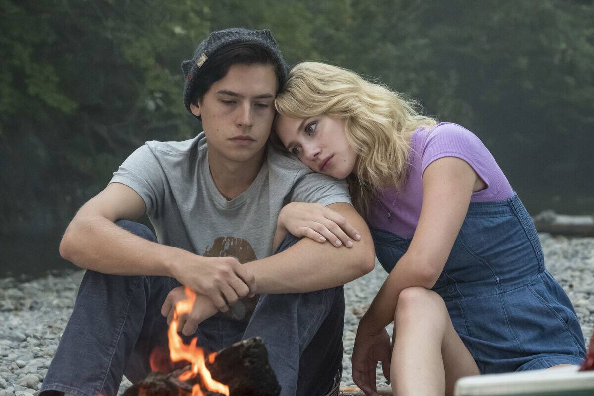 Cole Sprouse and Lili Reinhart on riverdale
