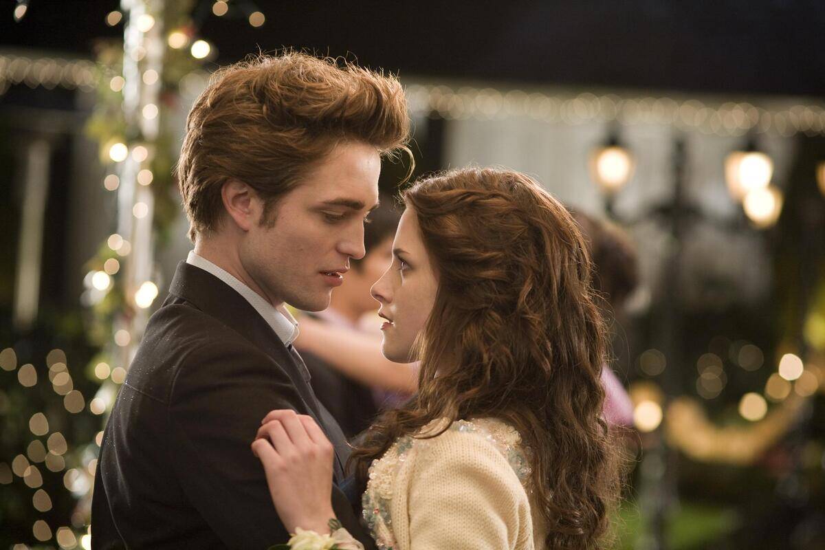 Robert Pattinson and Kristen Stewart in twilight