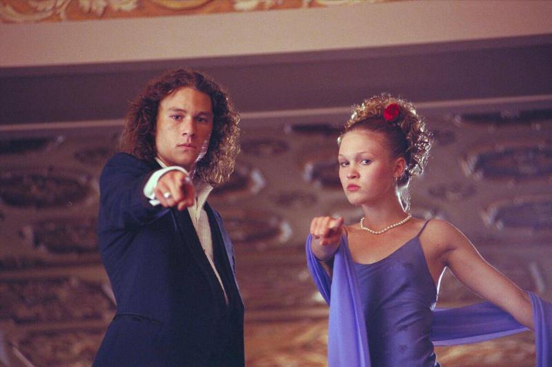 Heath Ledger and Julia Stiles pointing as Patrick Verona and Katarina Stratford in 10 Things I Hate About You