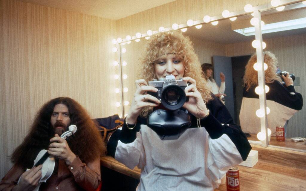 robby steinhardt of kansas playing a violin
