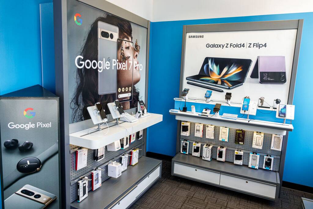 Cell phone store display