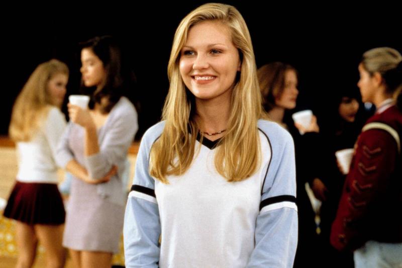 Kirsten Dunst smiling among other girls as Amber Atkins in Drop Dead Gorgeous