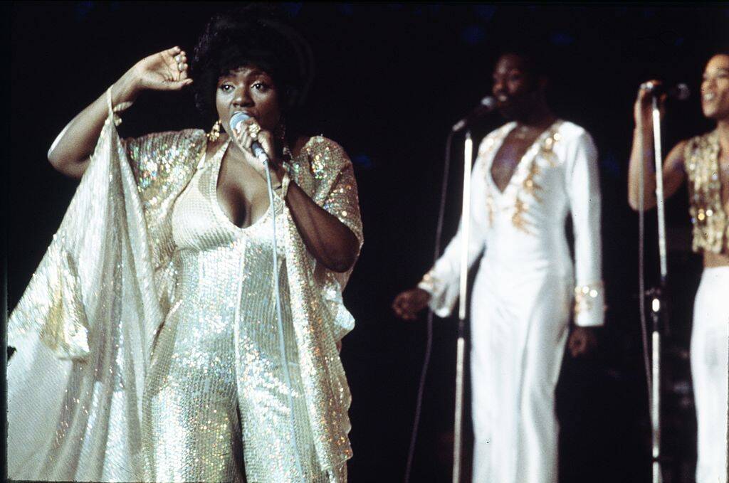 gloria gaynor performing on stage