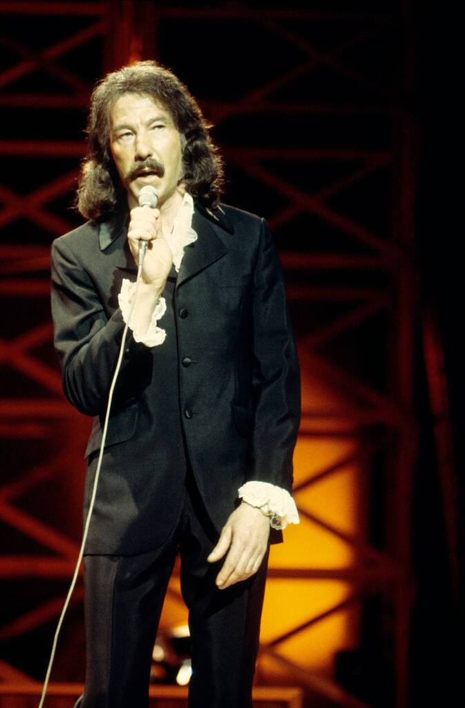 hurricane smith performing on stage