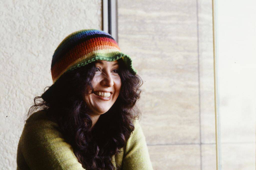 maria muldaur wearing a rainbow hat