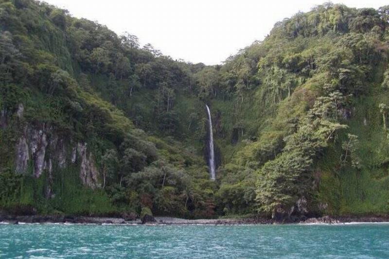 A_gorgeous_waterfall_on_isla_del_coco
