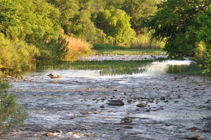 San_Saba_River_near_Sloan,_San_Saba_County,_Texas,_USA_(9_May_2014)