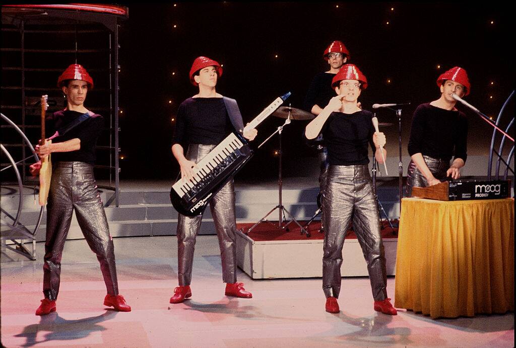 devo performing with red hats