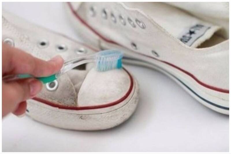 Toothbrush cleaning shoes