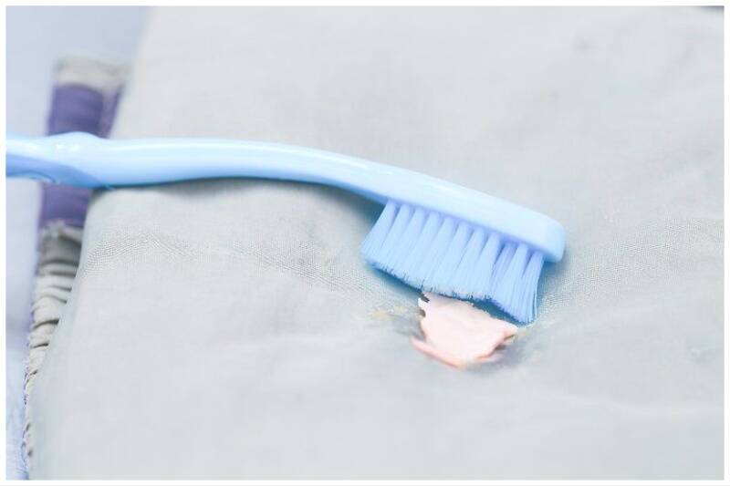 Toothbrush to remove gum