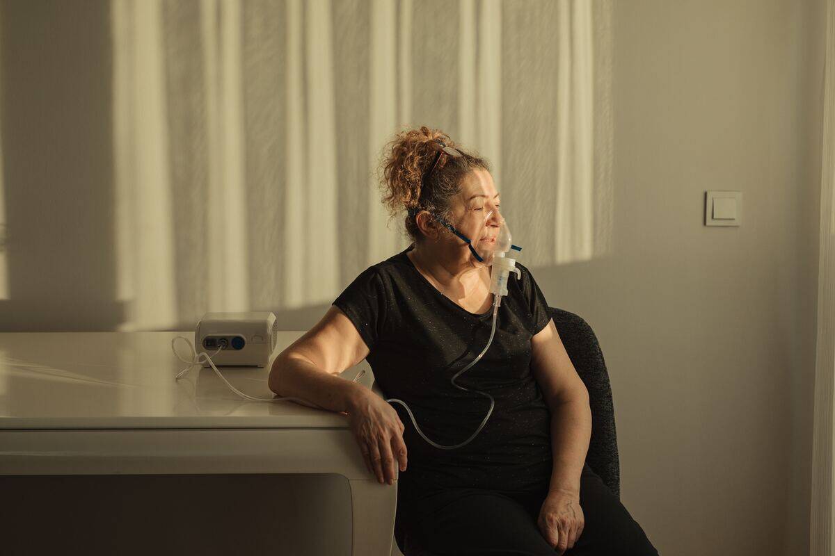 woman wearing an oxygen mask