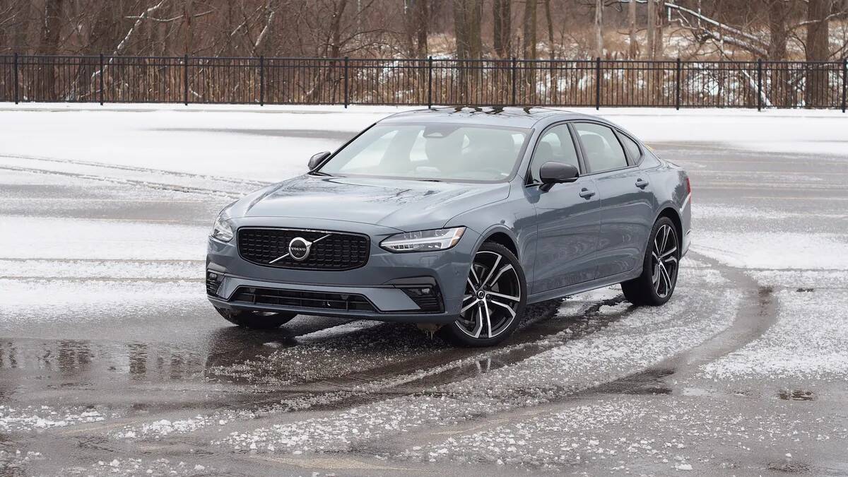 2022-volvo-s90-awd-r-design-04.jpg