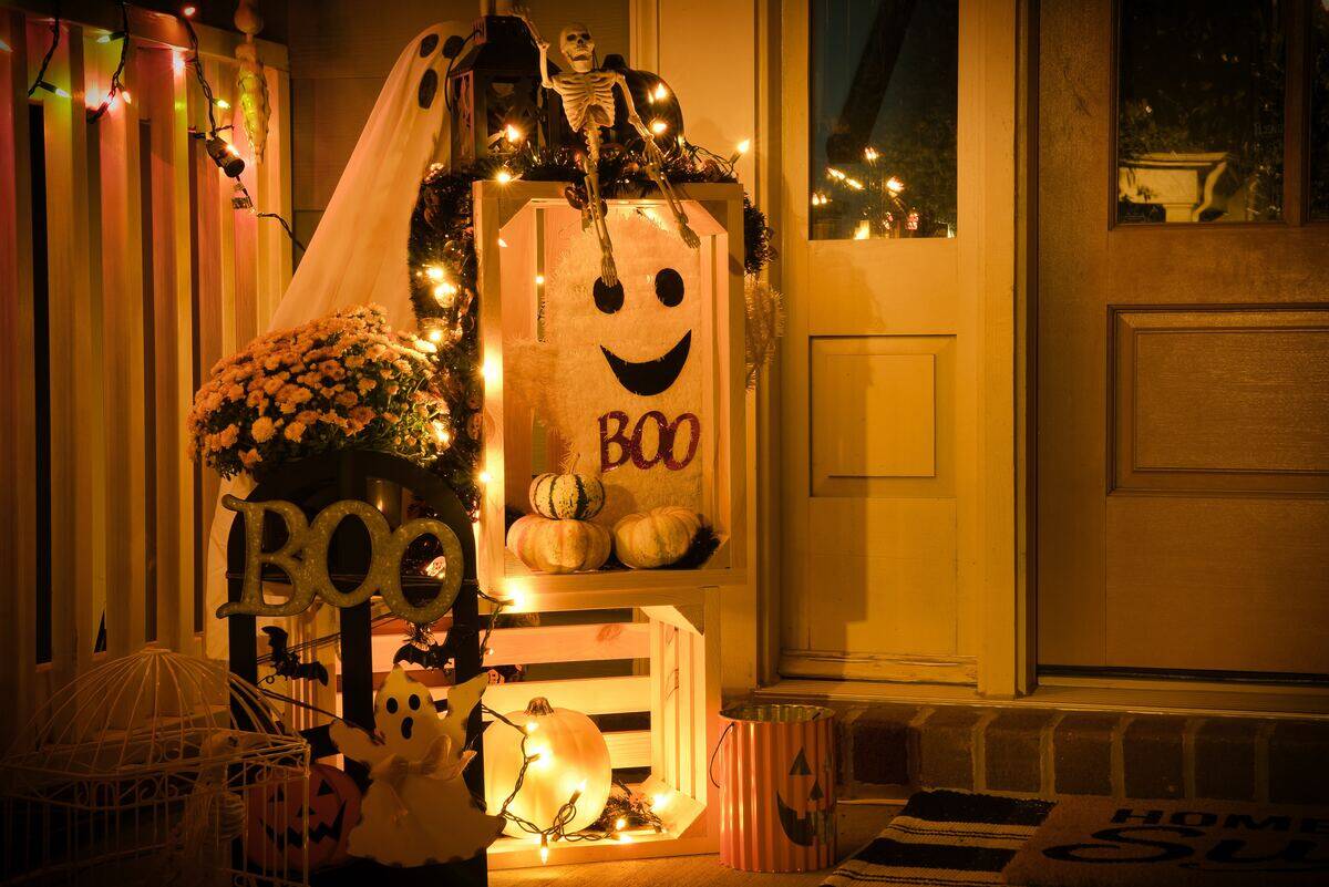halloween decor outside a house