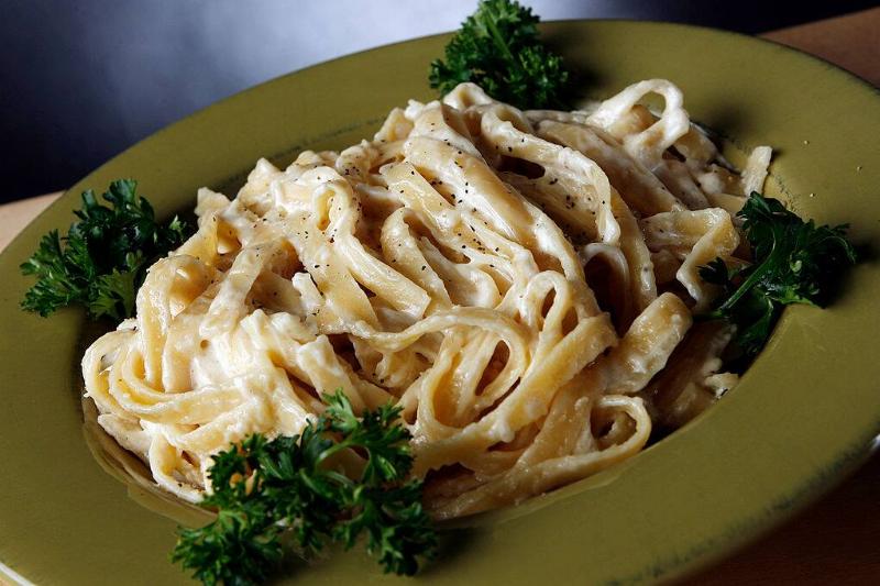 Fettuccine Alfredo 112932540 Fettuccine Alfredo on a plate