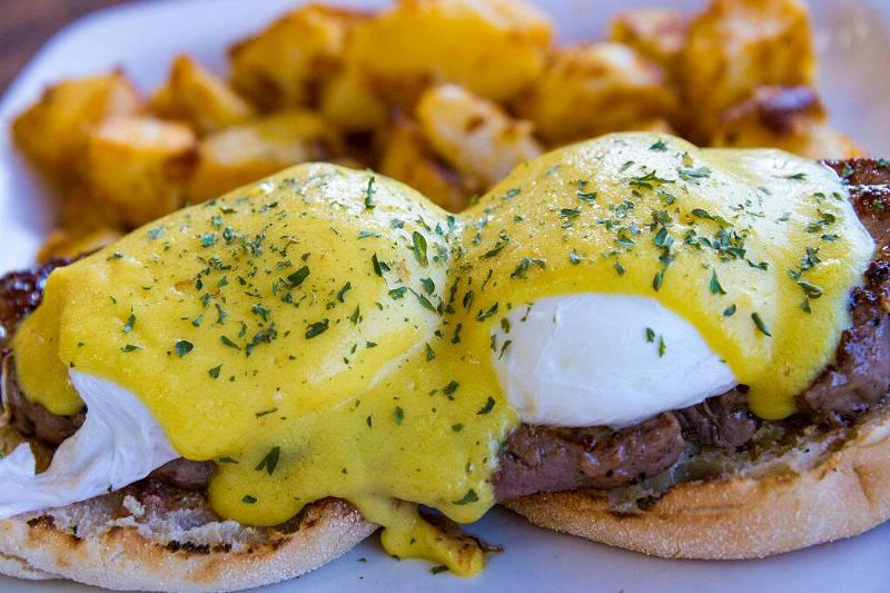 eggs benedict 537917074 eggs benedict on sirloin steak