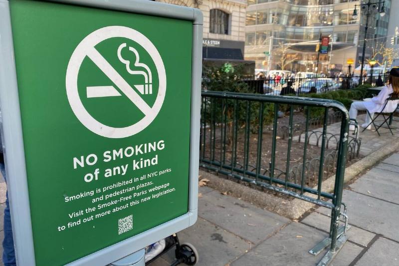No smoking of any kind sign in Bryant Park, Manhattan, New York