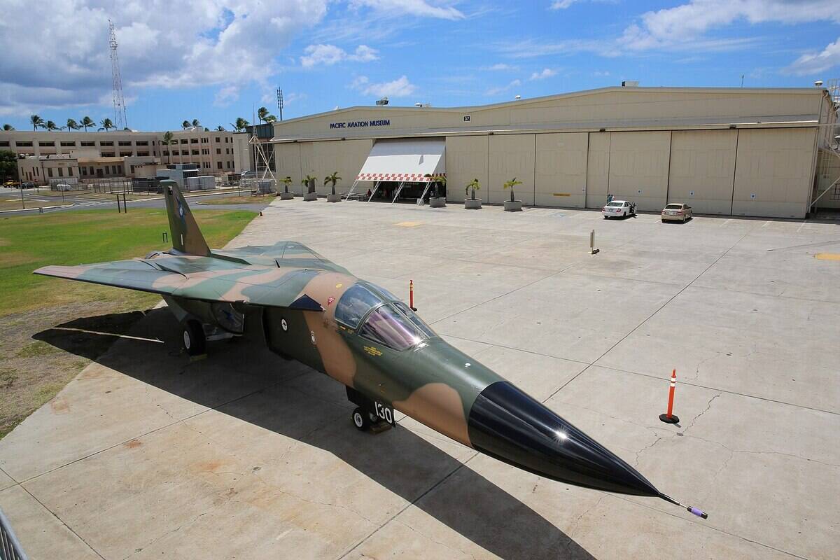 RAAF_F-111C_in_front_of_Hangar_37