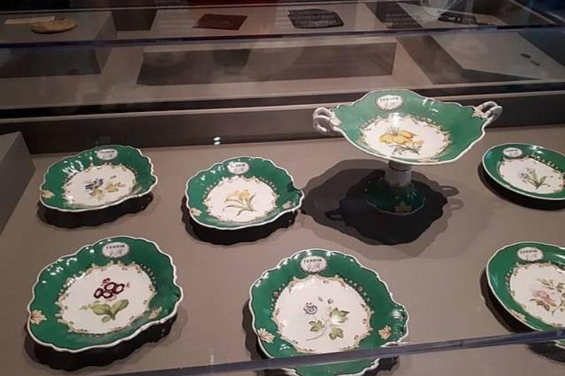 640px-HMS_Terror_dish_set-25087 640px-HMS_Terror_dish_set-25087