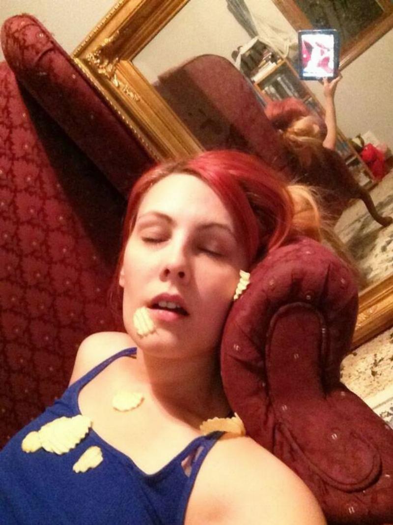 funny-selfie-background-reflection-fails-11-58988a7b2e271__605