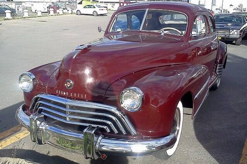 1948_Oldsmobile_60_series_(Auto_classique_VACM_Montréal_'13)
