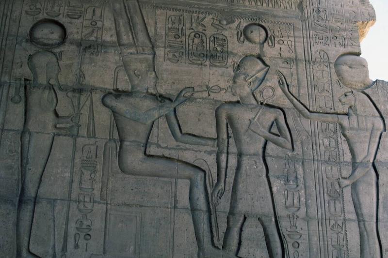 Amon opening Ramesses II's mouth... Amon opening Ramesses II's mouth...