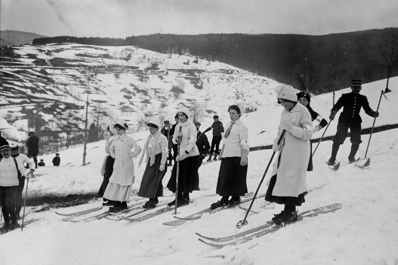 Departure of a journey(running) of ladies in Saint