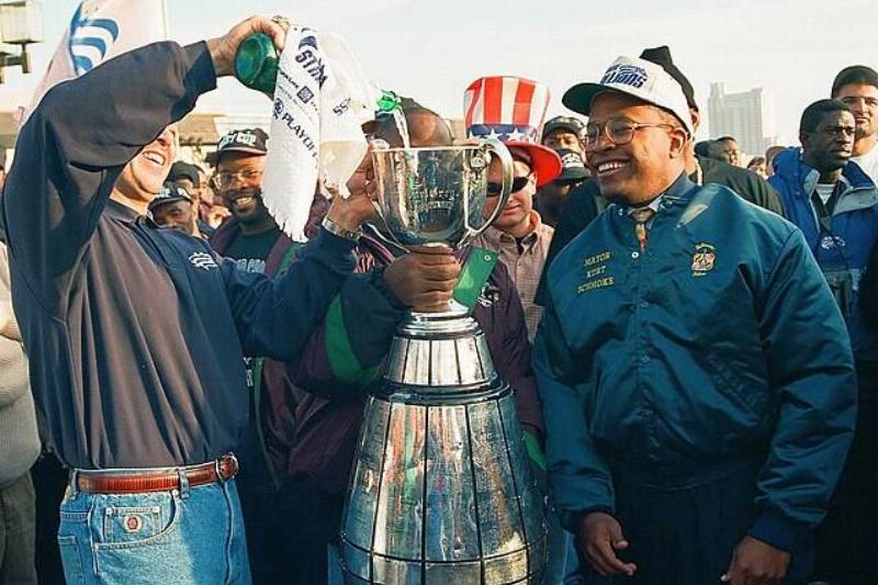 640px-Baltimore_Stallions_win_CFL_title_CUP_3_with_Mayor_Schmoke 640px-Baltimore_Stallions_win_CFL_title_CUP_3_with_Mayor_Schmoke