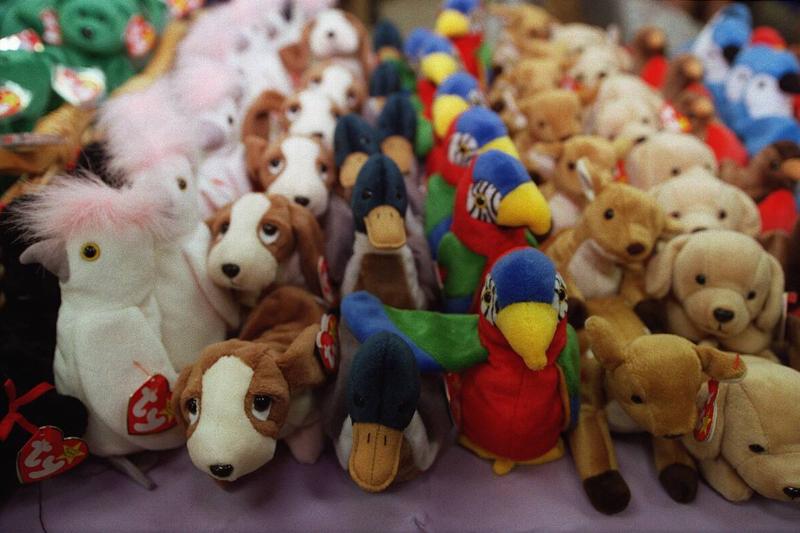 BEANIE 2/C/16AUG98/PF/LS = LATEST TOY AND COLLECTORS FAD, CRAZE: A table full of BEANIE 2/C/16AUG98/PF/LS = LATEST TOY AND COLLECTORS FAD, CRAZE: A table full of