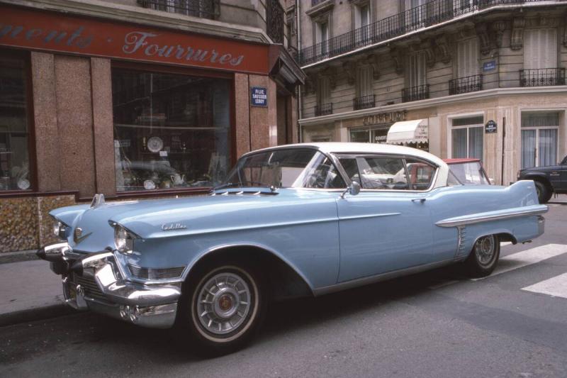 Cadillac dans une rue de Paris