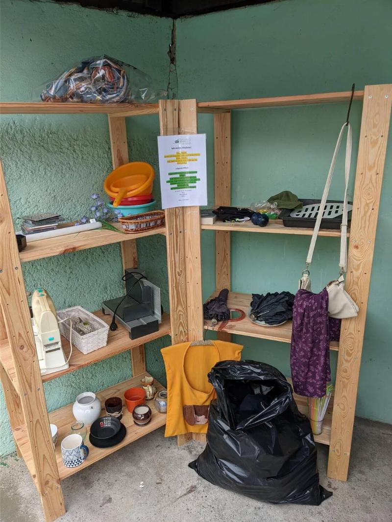 this-mini-thrift-exchange-corner-by-the-dumpsters-where-v0-mebfnJl4rDjlx5pKTN8Kt7S5yLwZa8Y02AlAU-mWyBw