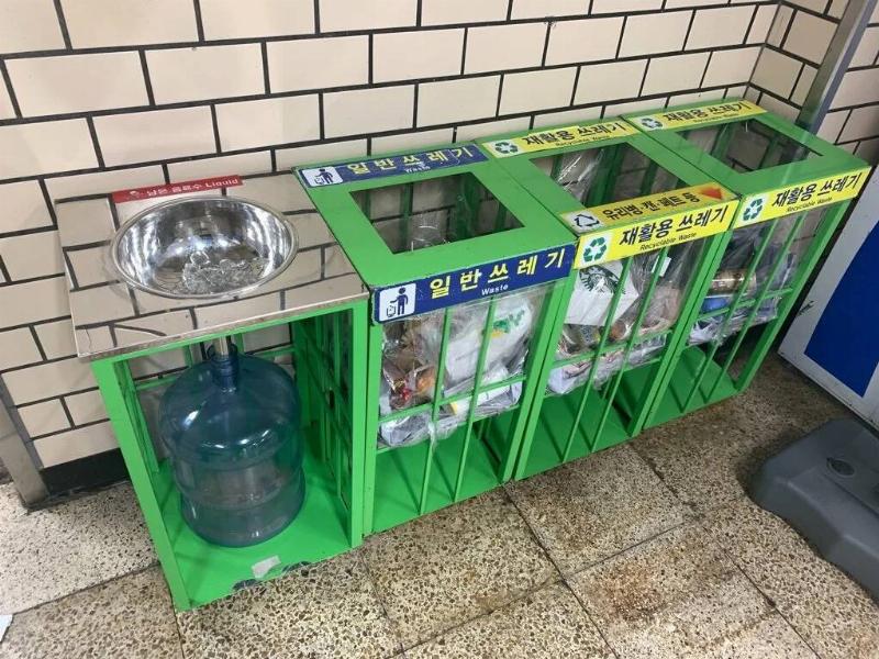 this-subway-stations-trash-collection-area-collects-waste-v0-zG9m8CTVC5vs7jqqeMOZJBiIBkwjY_ rhfDLRHTfE4