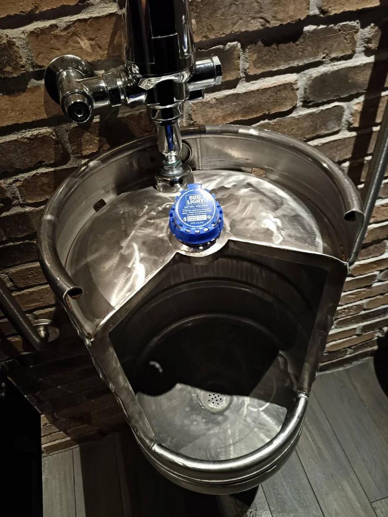 this-urinal-is-made-from-a-recycled-beer-keg-v0-cq8q7rnh0qnd1