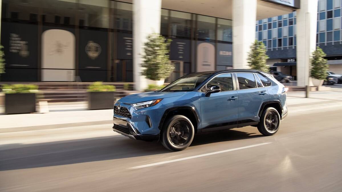 2022_toyota_rav4_xse_010