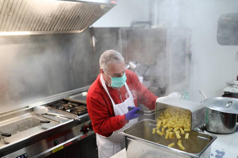 Italian Red Cross Makes Meals For Rome's Homeless During Coronavirus Lockdown Italian Red Cross Makes Meals For Rome's Homeless During Coronavirus Lockdown