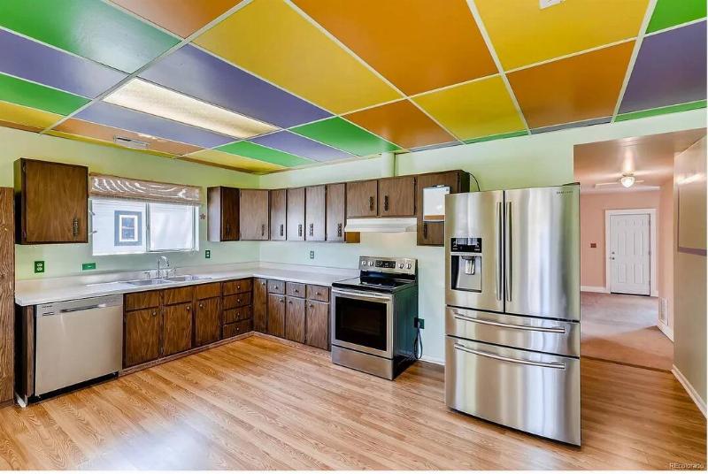 somethings-shouldnt-be-done-to-your-ceiling-in-your-house-v0-tihw2iz4t1231