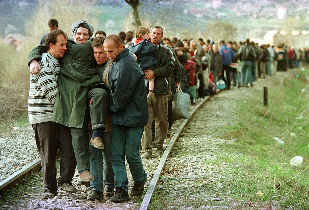 Ethnic Albanian refugees arrive by foot in Macedonia