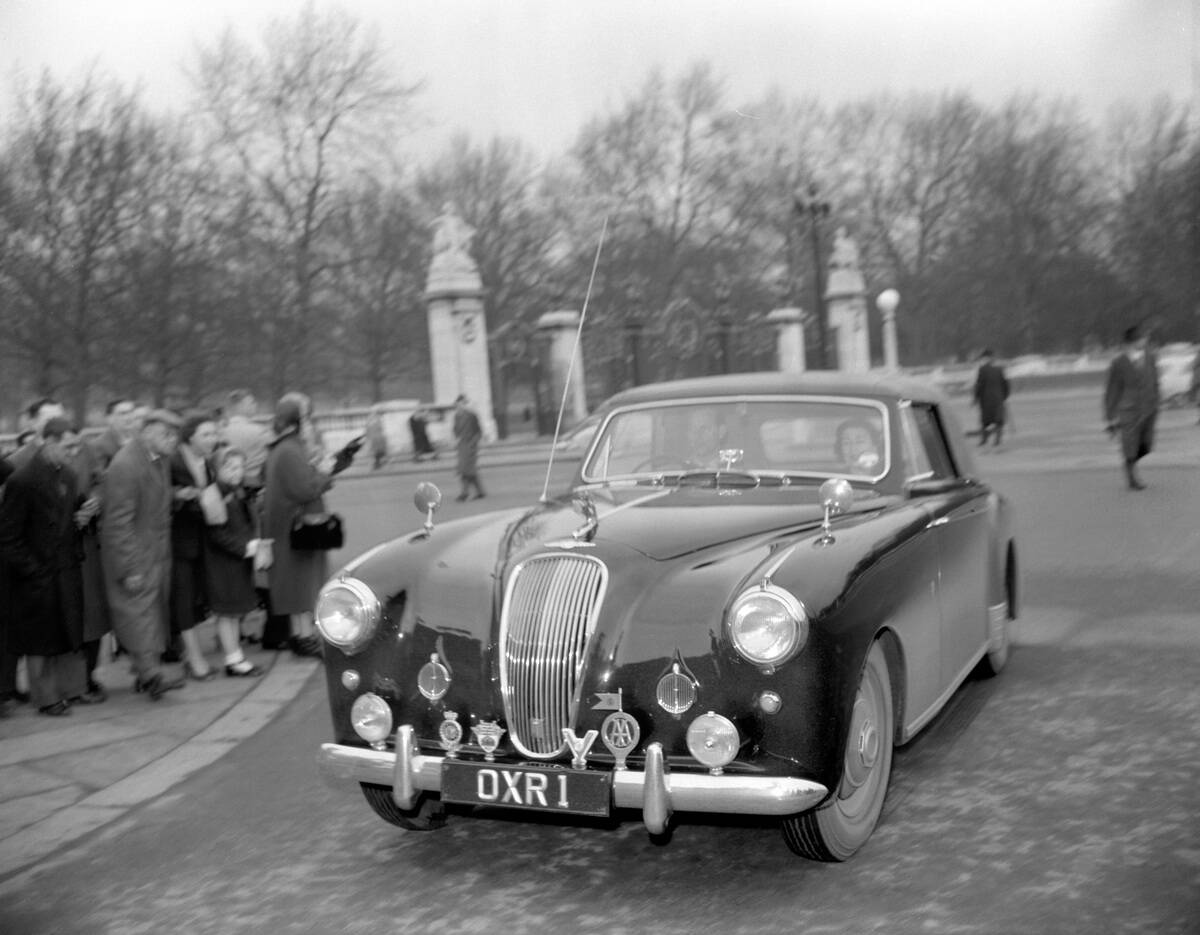 Royalty - Queen and Duke of Edinburgh Return From Sandringham - Buckingham Palace, London