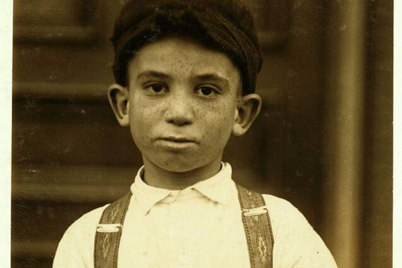 Lewis_Hine,_Young_newsie,_St._Louis,_1910