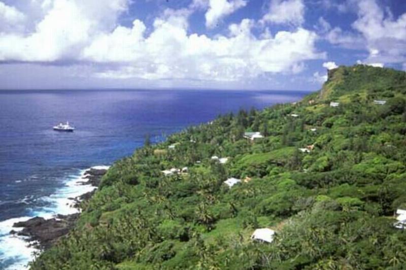 Pitcairn_Coastline_AKK