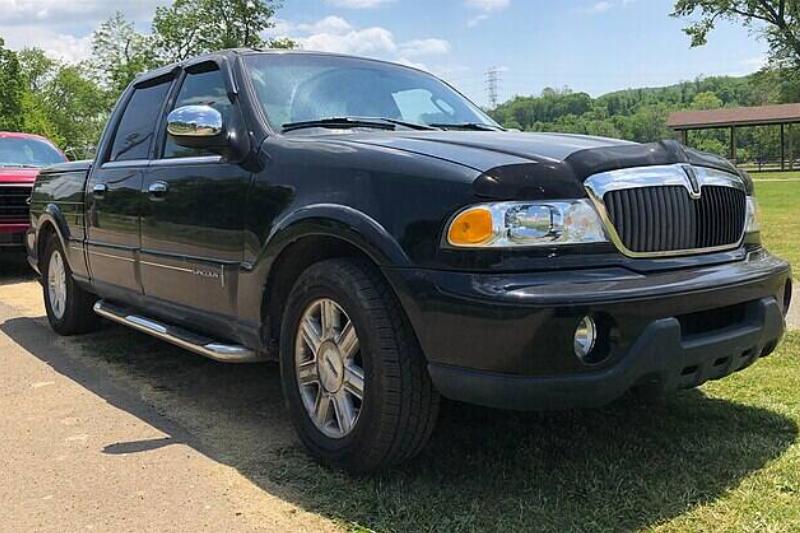2002_Lincoln_Blackwood,_front_left,_5-23-2021